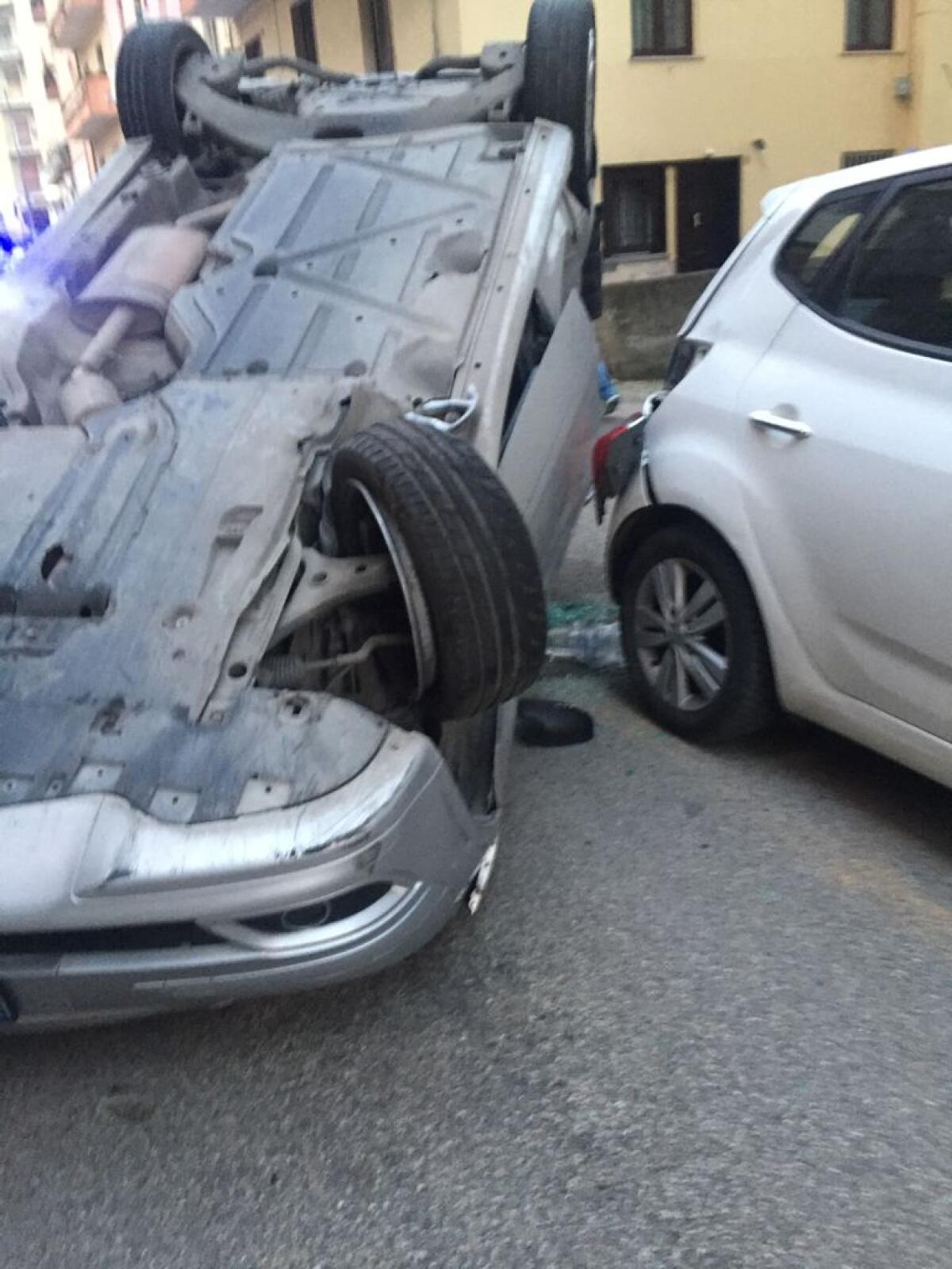 Benevento. Spettacolare incidente in via M.Planco - 