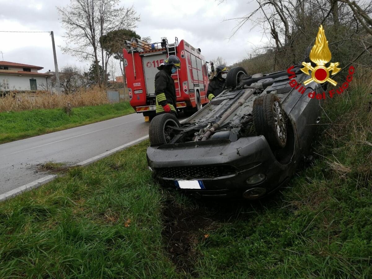 Sbanda con l'auto finisce fuori strada e si ribalta - 
