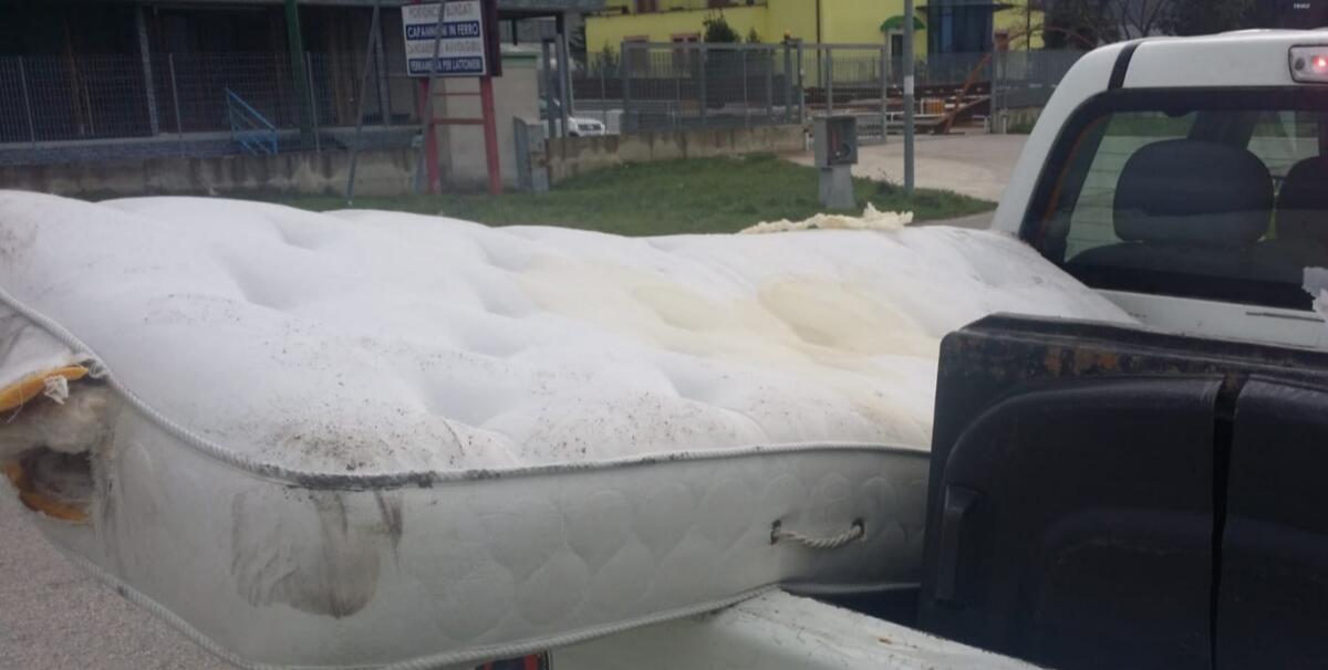 Cervinara. Materasso ostruisce una corsia della scorrimento veloce, il sindaco Lengua subito fa intervenire addetti alla rimozione. - 