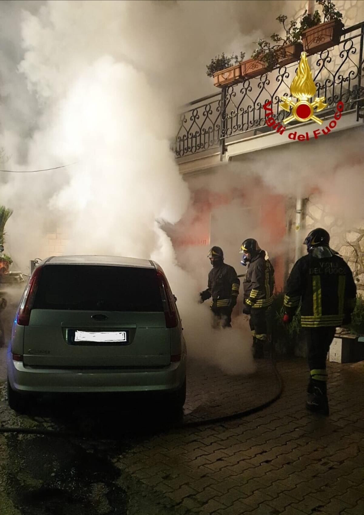 Aiello del Sabato. Data alle fiamme una Ford C-Max. Indagano i carabinieri. - 