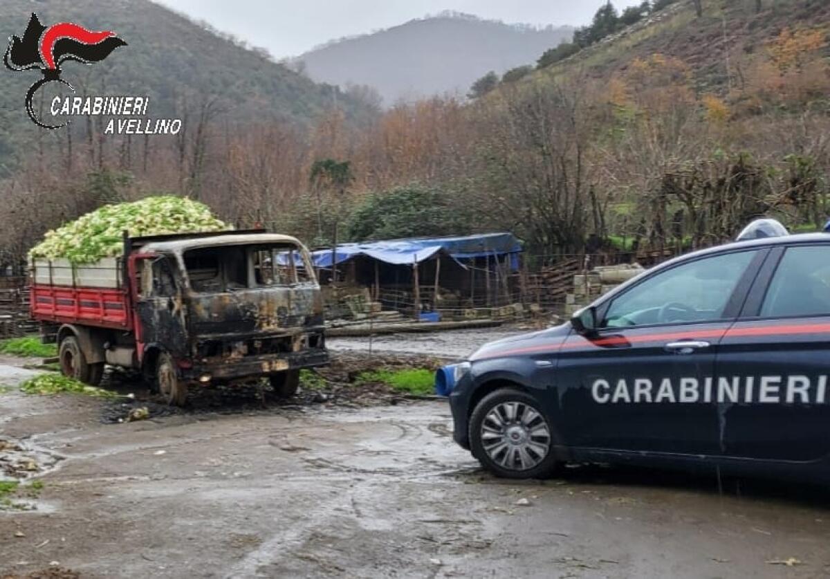 Montoro. Incendiato un camion parcheggiato in un fondo agricolo - 