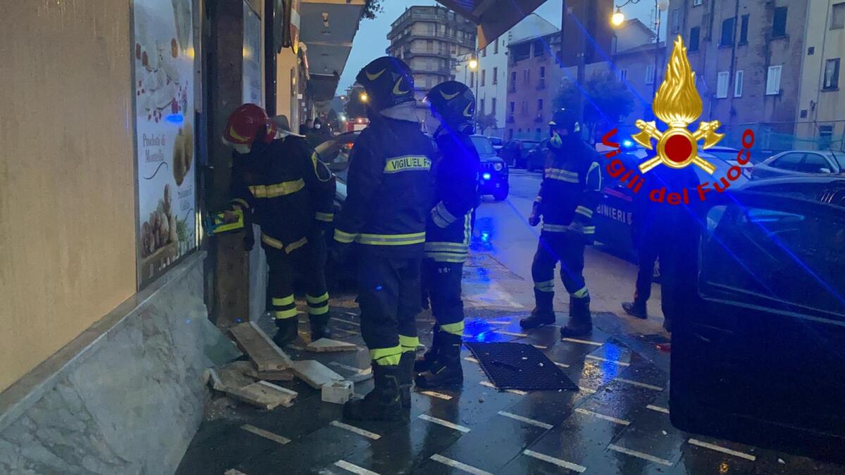 Atripalda. Attentato ad un esercizio commerciale - 