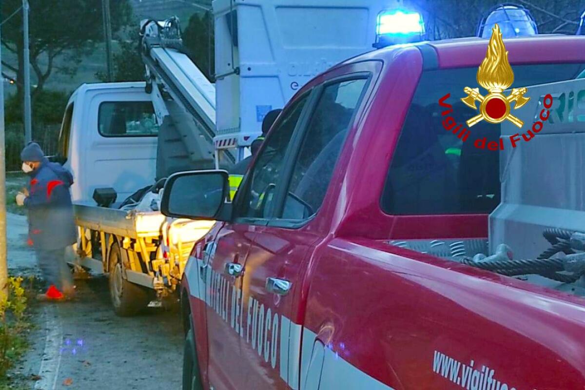 Montefredane. Tecnici Enel bloccati dalle forte piogge. - 