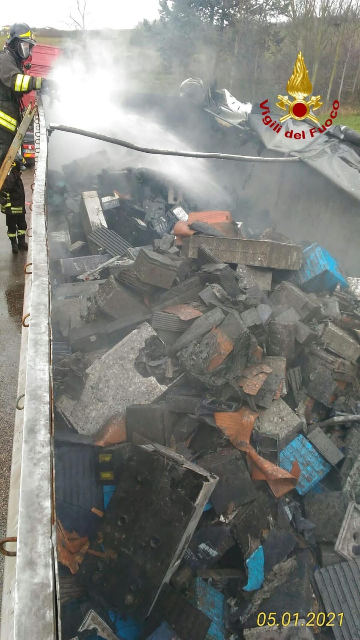 A16. Prende fuoco autocarro che trasportava batterie esauste - 