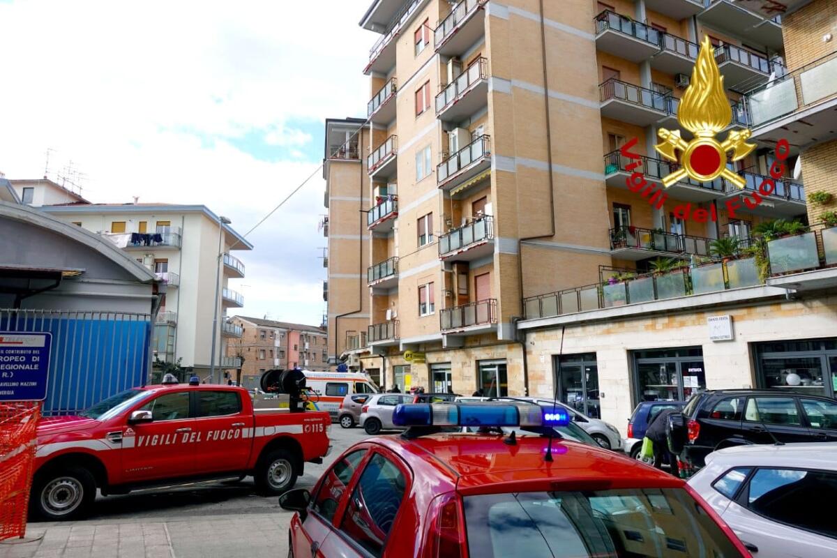 Anziana colta da malore cade sul balcone di casa, soccorsa dai Vigili del fuoco. - 