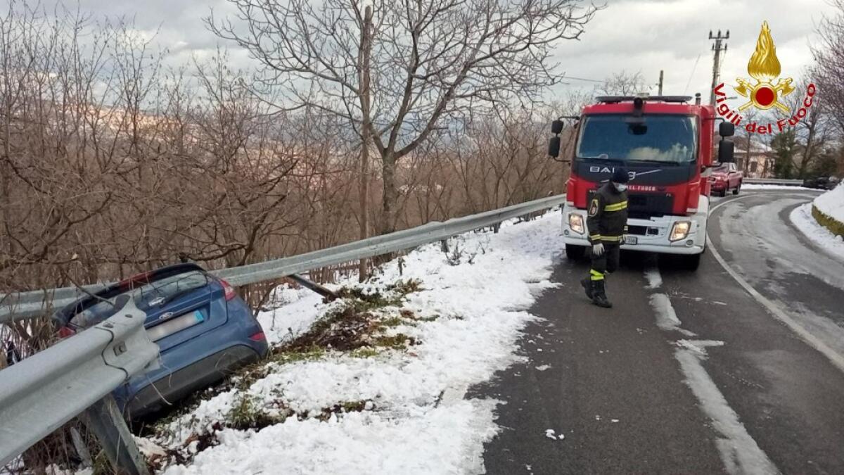 Ospedaletto d'Alpinolo.  Finisce fuori strada con la sua auto - 