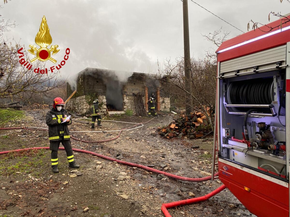 Forino. In fiamme un deposito di legna - 