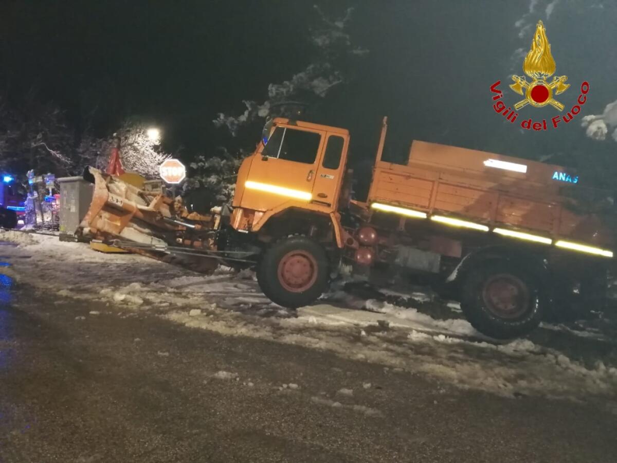 Pietrastornina: Recuperato dai Vigili del Fuoco il mezzo spargisale dell'Anas finito fuori strada. - 
