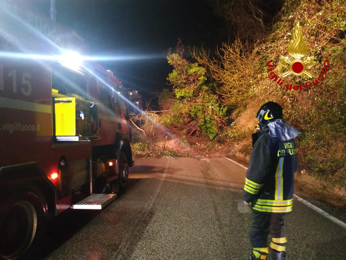 Ariano Irpino. Frana sulla SP 414, sul posto i vigili del fuoco. - 