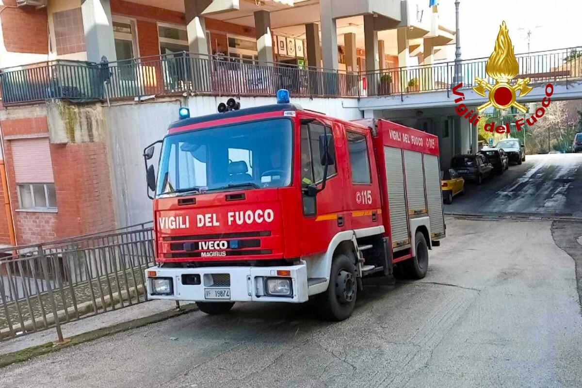 Pietrastornina. incendio in abitazione, danni ad un solo locale. - 