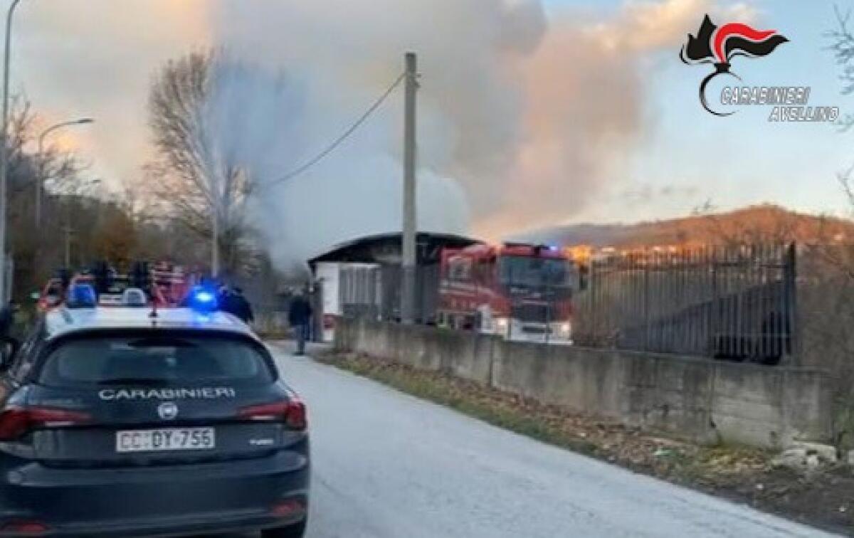 Montoro. Incendio in un deposito di pellami - 