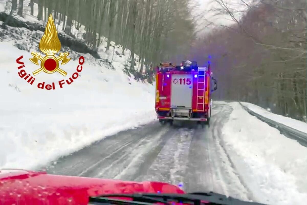 Monte Terminio. Vigili del fuoco soccorrono tre giovani bloccati dalla neve - 
