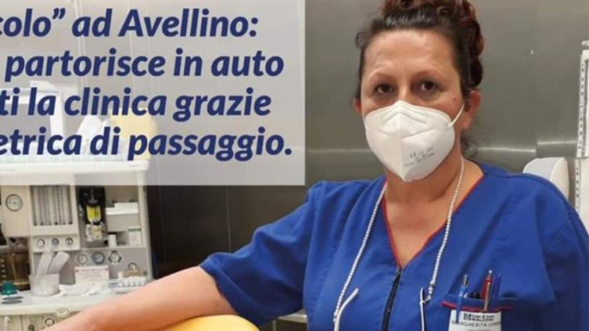 Partorisce in auto davanti alla Clinica Malzoni, aiutata da una ostetrica della struttura. - 