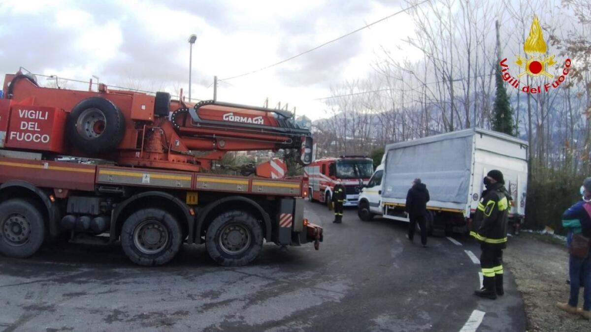Roccabascerana. Autocarro impantanato, necessaria autogru dei Vigili del fuoco - 