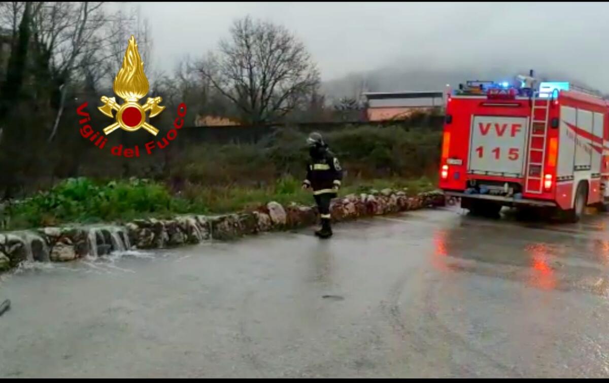 Maltempo. Vigili del fuoco in azione sulla Variante di Manocalzati - 