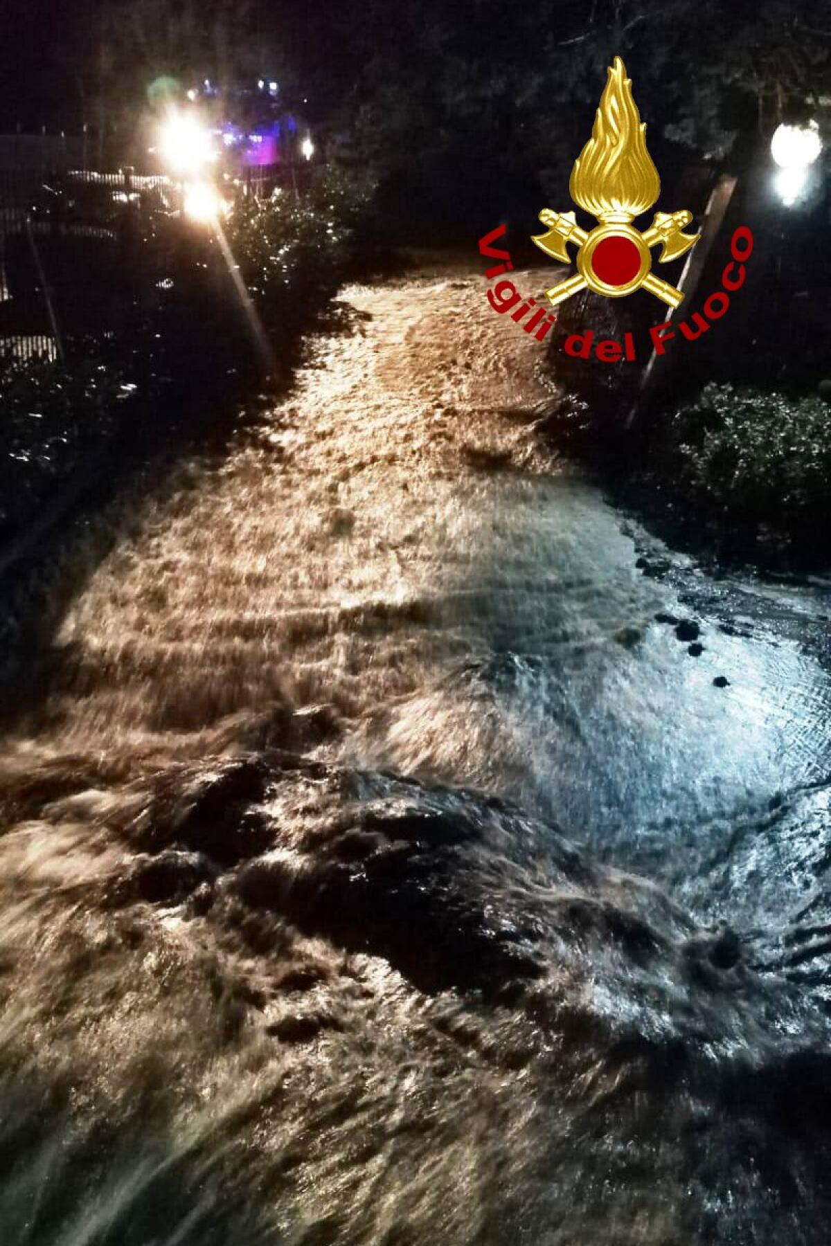 Melito Irpino. Si rompe tubazione idrica da 500 mm e l'acqua provoca la caduta di un muro lungo 40 metri. - 