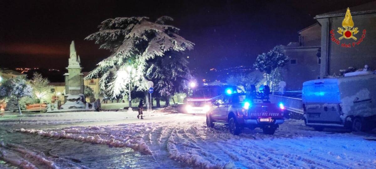 Vigili del fuoco di Avellino impegnati per tutta la notte per interventi dopo nevicata di ieri. - 