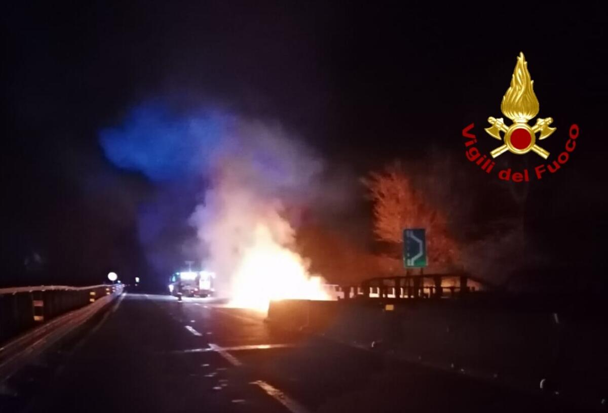Auto in transito in fiamme sull'A16 - 