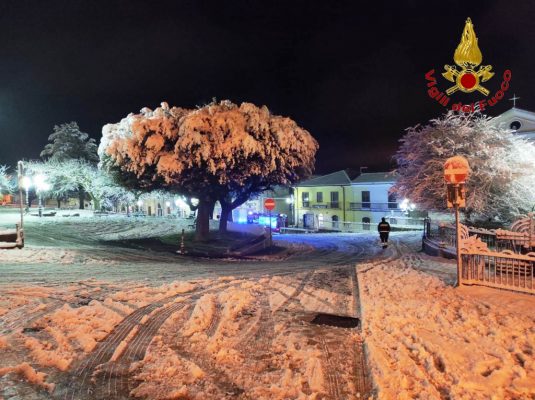 Vigili del fuoco di Avellino impegnati per tutta la notte per interventi dopo nevicata di ieri.