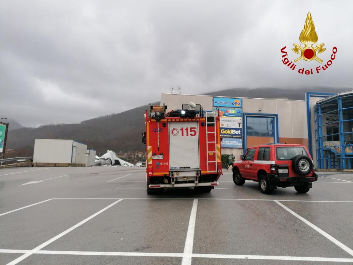Monteforte Irpino. Divelta dal forte vento copertura centro commerciale - 