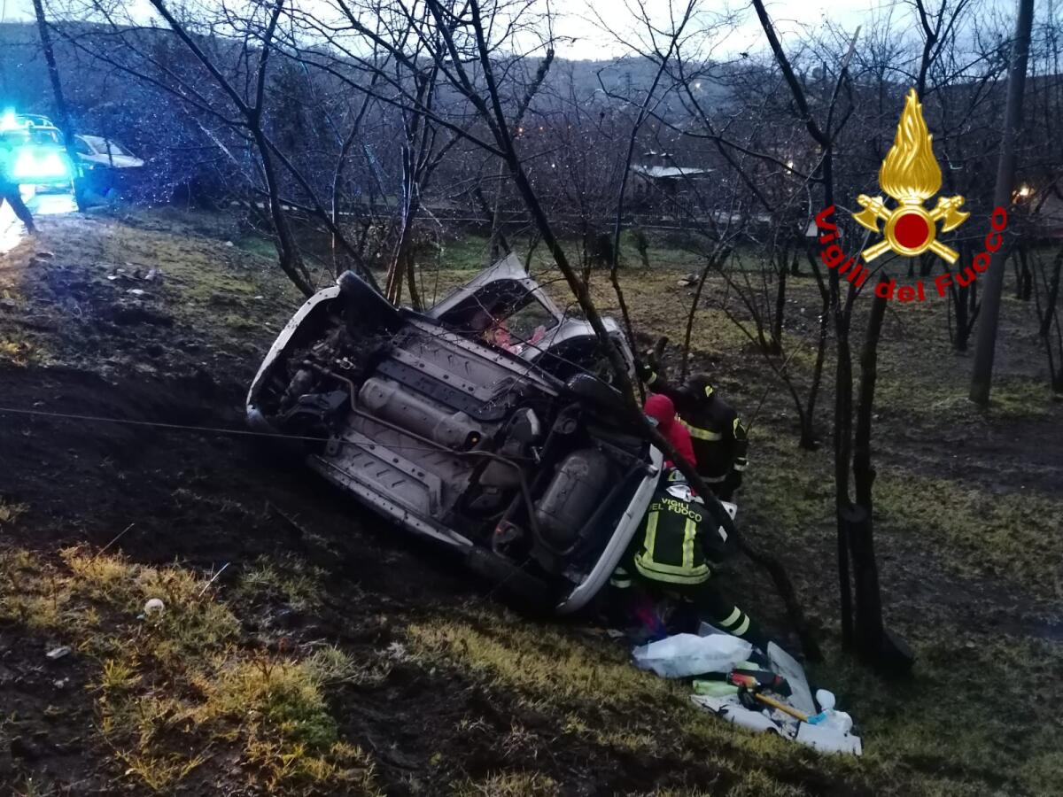 Contrada. Auto sbanda e finisce in una scarpata ribaltandosi - 