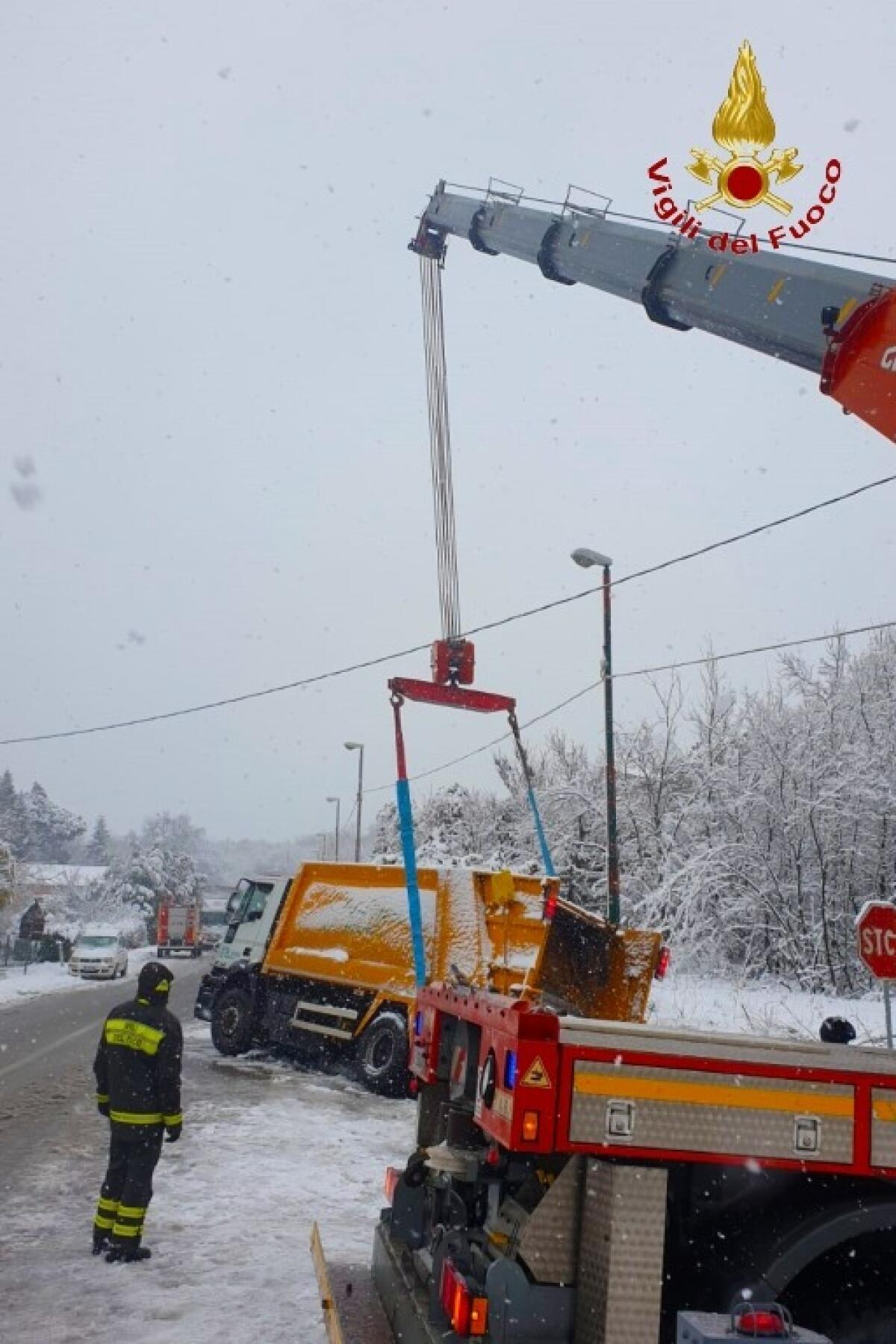 San Michele di Pratola. Camion raccolta rifiuti finisce fuori strada - 