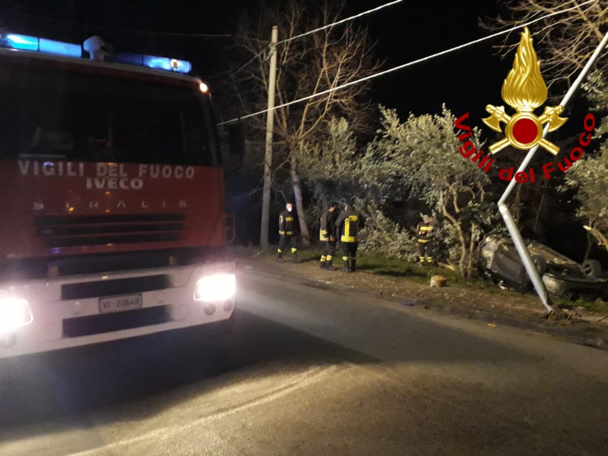 Pietradefusi. Auto finisce fuori strada, quattro feriti - 