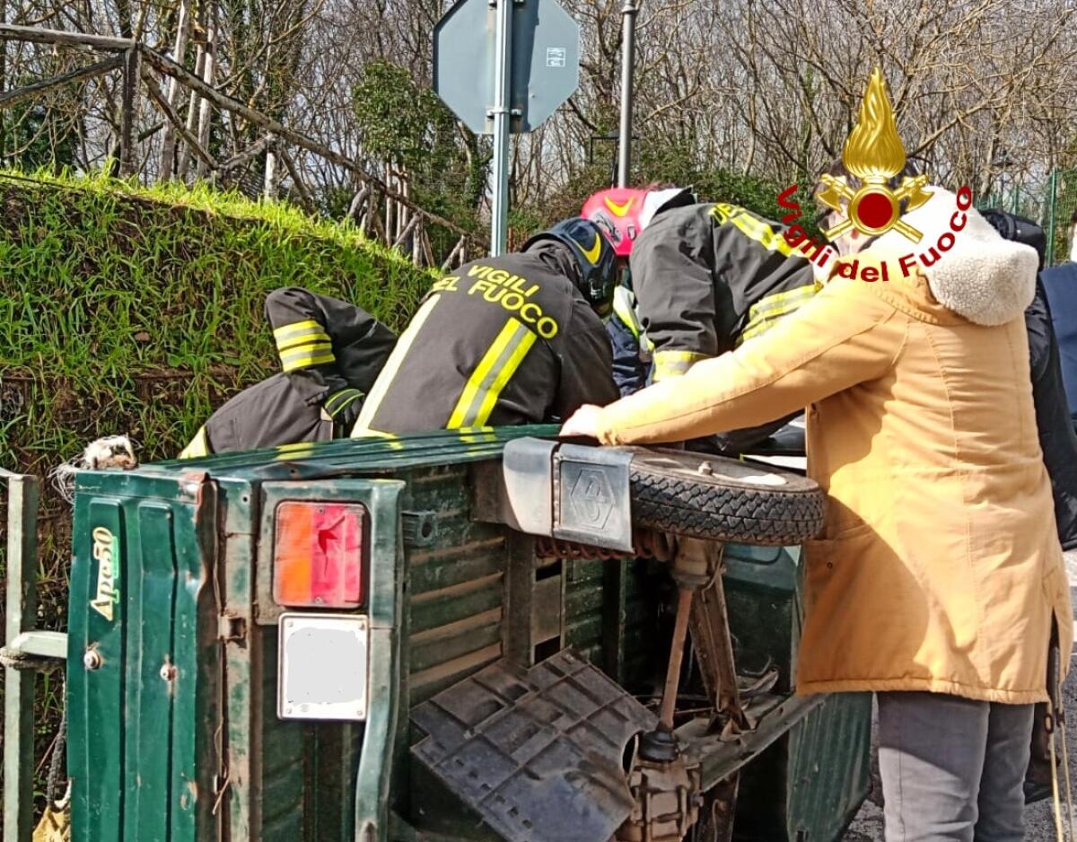 Si ribalta Ape Car anziani restano bloccati. - 