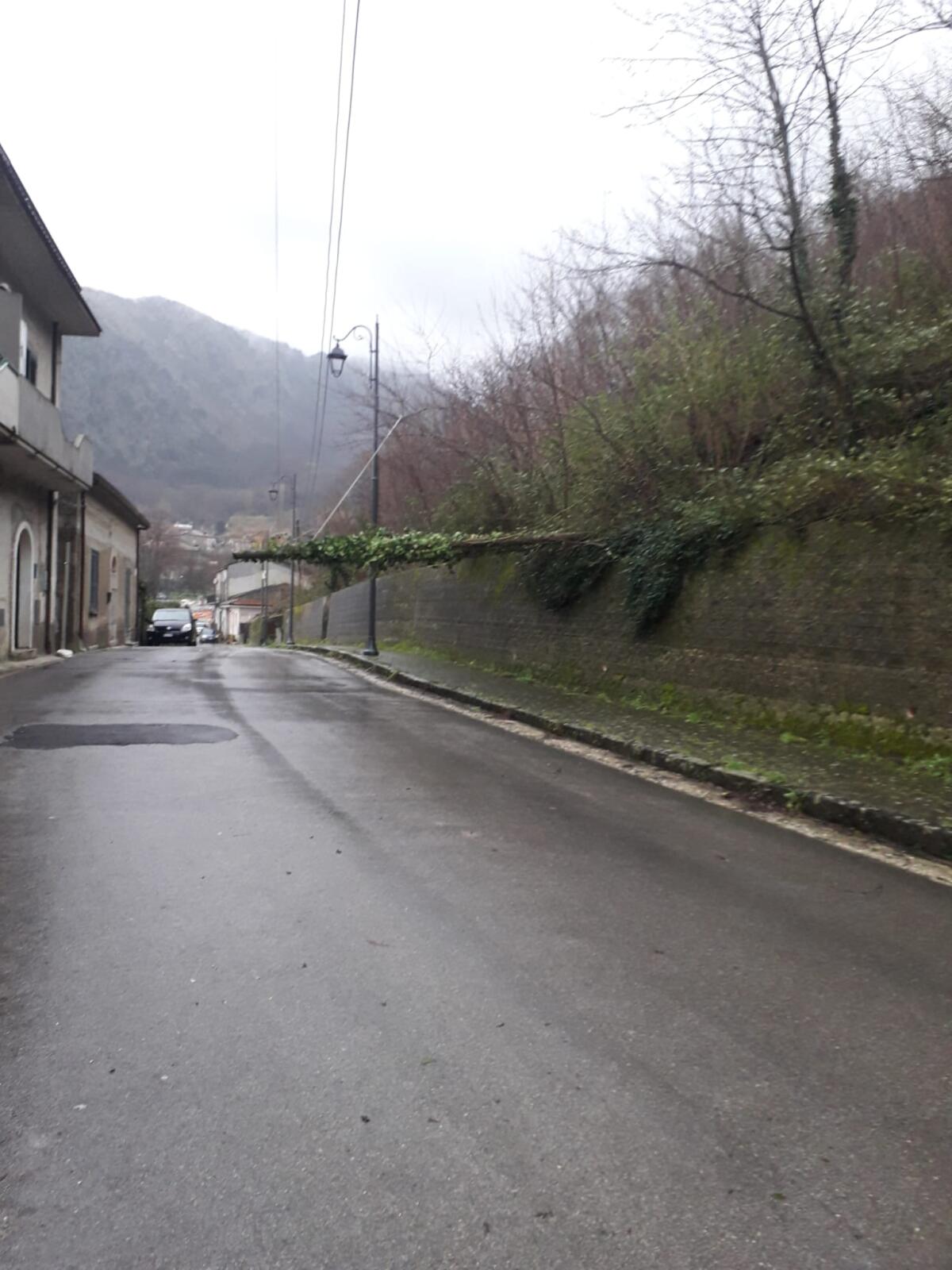 Cervinara. Il vento forte in via S.Rocco abbatte palo Telecom - 