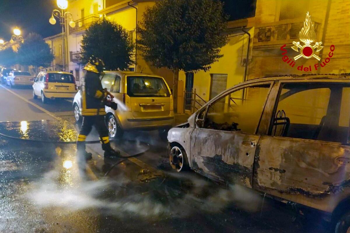 Pratola Serra. Auto in fiamme, danneggiate anche altre due auto. - 