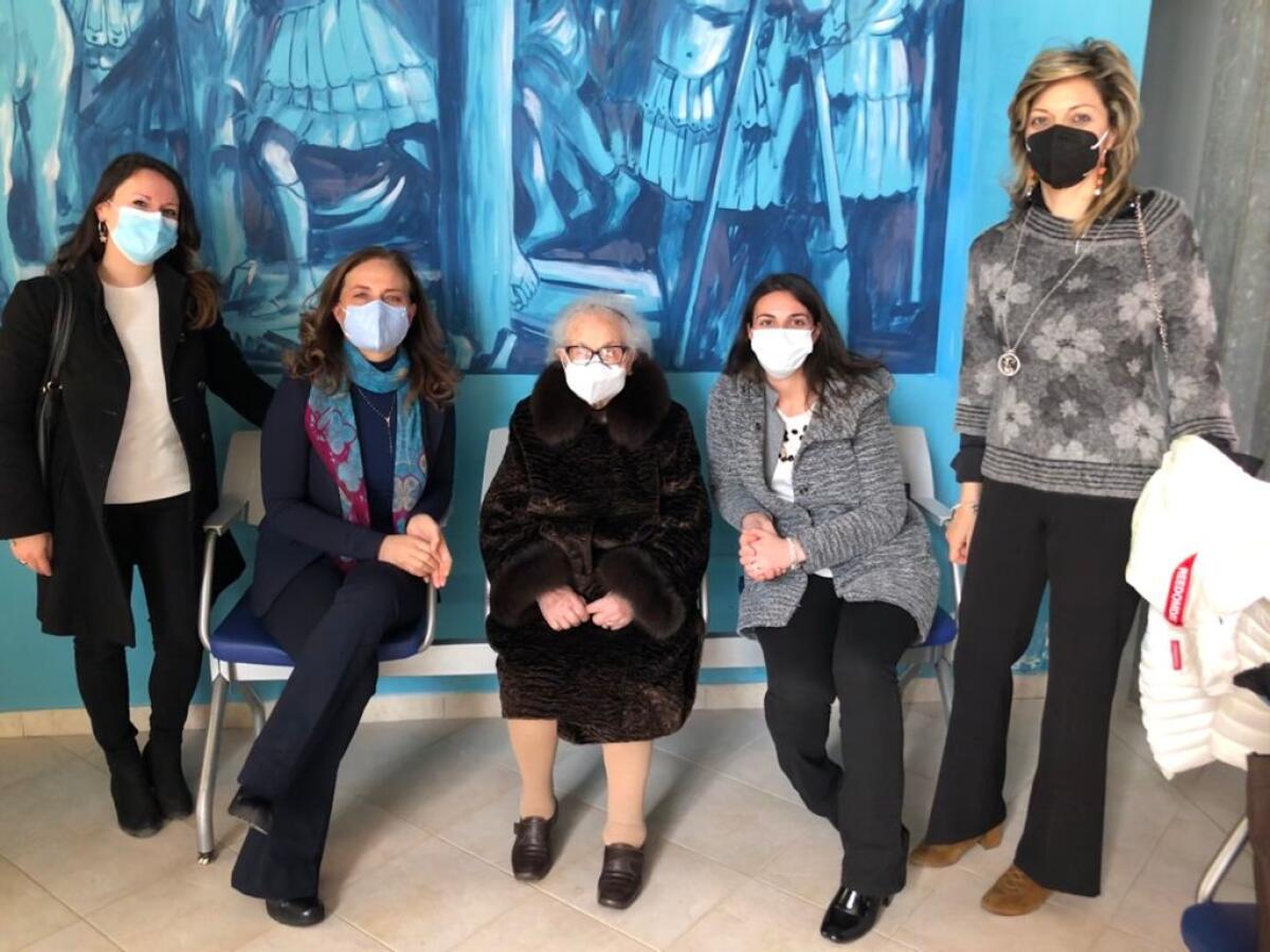 Cervinara. Dose di vaccino ad una centenaria - 