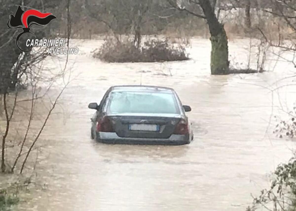 Lioni. Perde orientamento e finisce in un tratturo pieno d'acqua - 