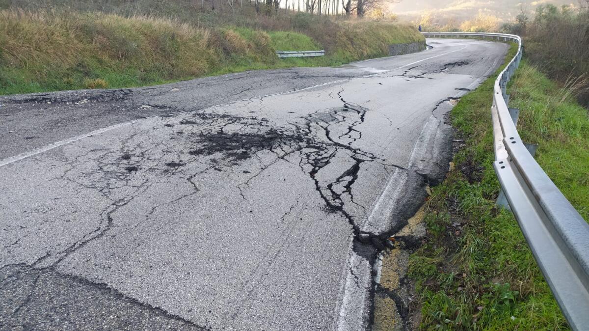 Frana la provinciale 374 nel tratto di Roccabascerana. - 
