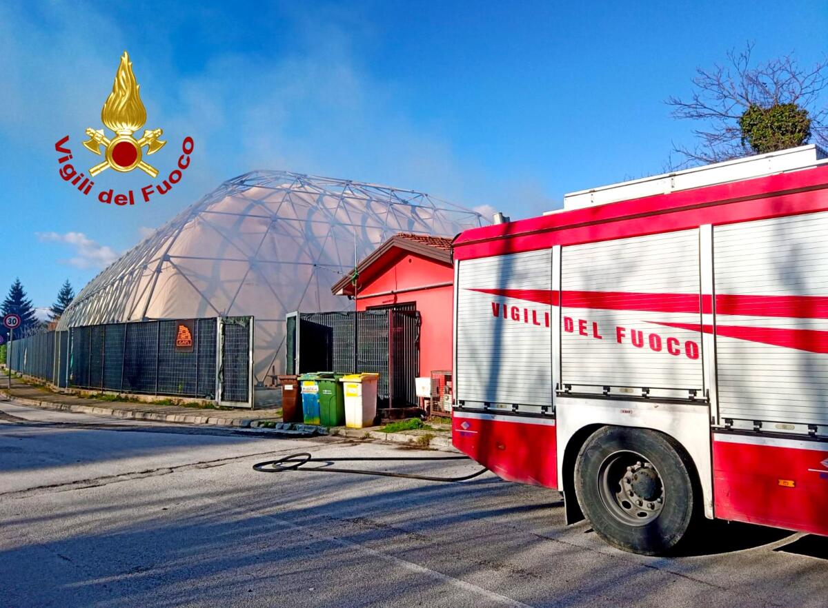 Atripalda. Incendio in locali adiacenti tendostruttura comunale - 