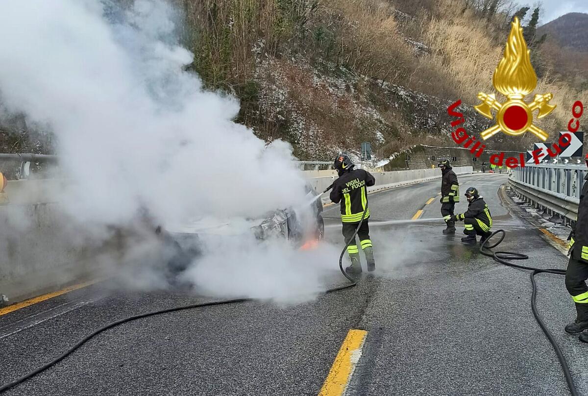 Autovettura in transito in fiamme sull'A16 - 