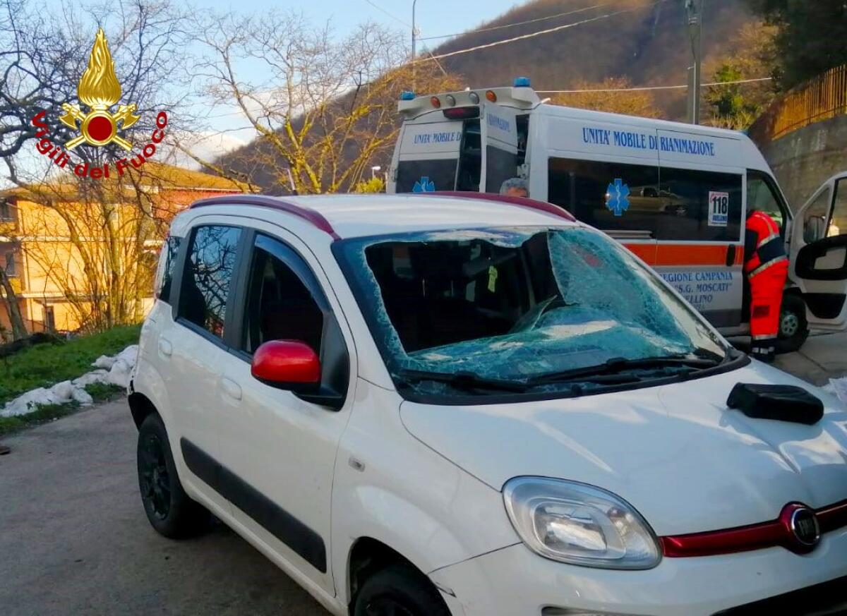 Monteforte Irpino. Auto sbanda e si ribalta, ferito il conducente - 