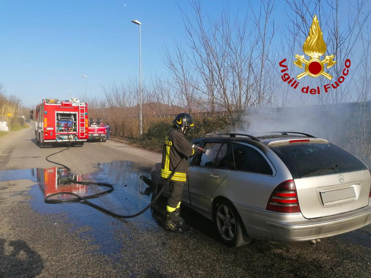 Avellino. Auto in transito prende fuoco - 