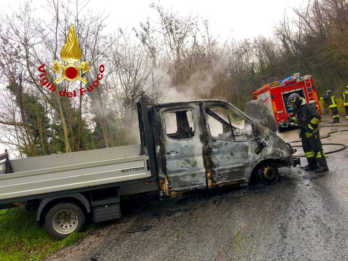 Montemiletto. In fiamme un autocarro in transito. - 
