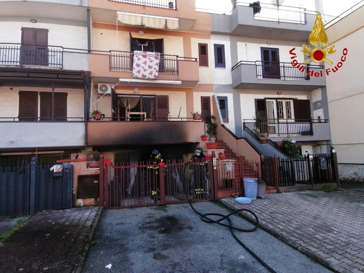 Avella. Fiamme in locale seminterrato, paura per una famiglia. - 