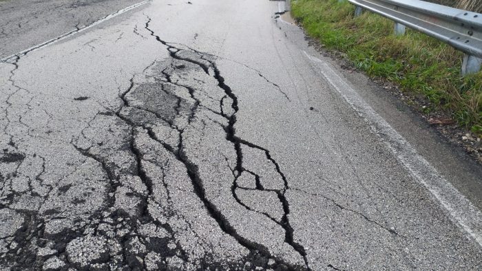 Frana la provinciale 374 nel tratto di Roccabascerana.