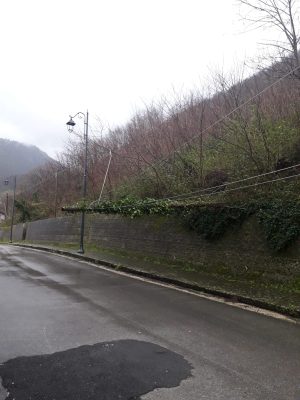 Cervinara. Il vento forte in via S.Rocco abbatte palo Telecom
