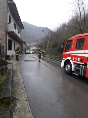 Cervinara. Il vento forte in via S.Rocco abbatte palo Telecom
