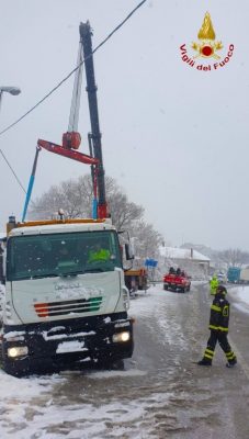 San Michele di Pratola. Camion raccolta rifiuti finisce fuori strada
