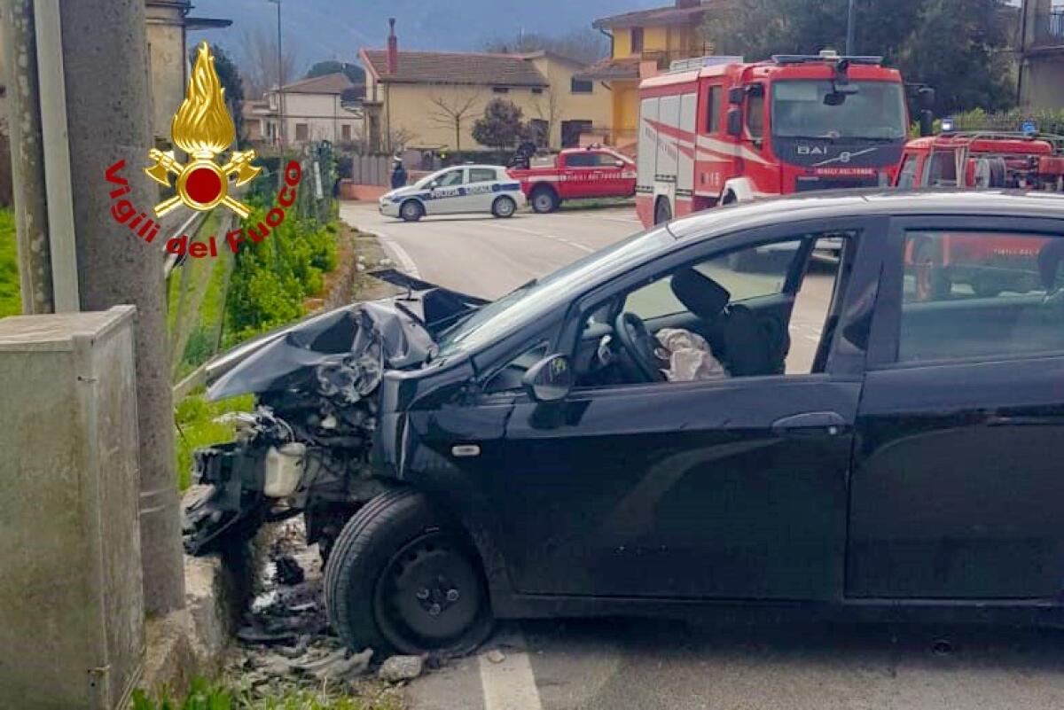 San Martino Valle Caudina. Auto contro un muretto in cemento, due i feriti - 