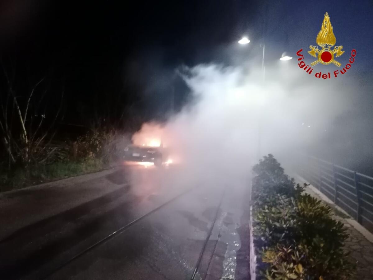 Avella. Notte di fiamme, doppio intervento dei Vigili del fuoco - 