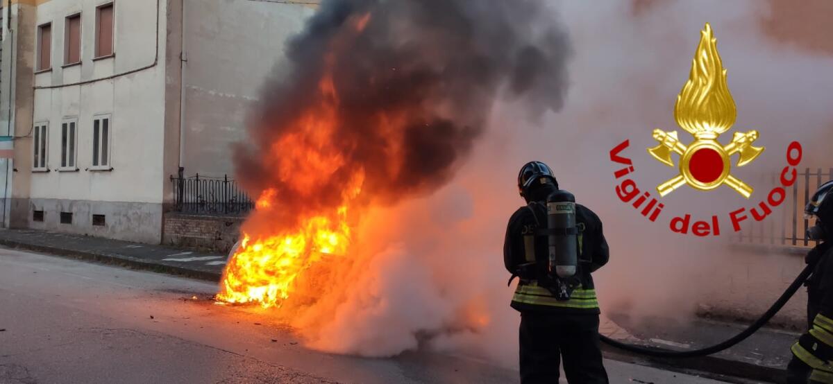Altavilla Irpina. Fiamme divorano autovettura in sosta e danneggiano altro veicolo. - 