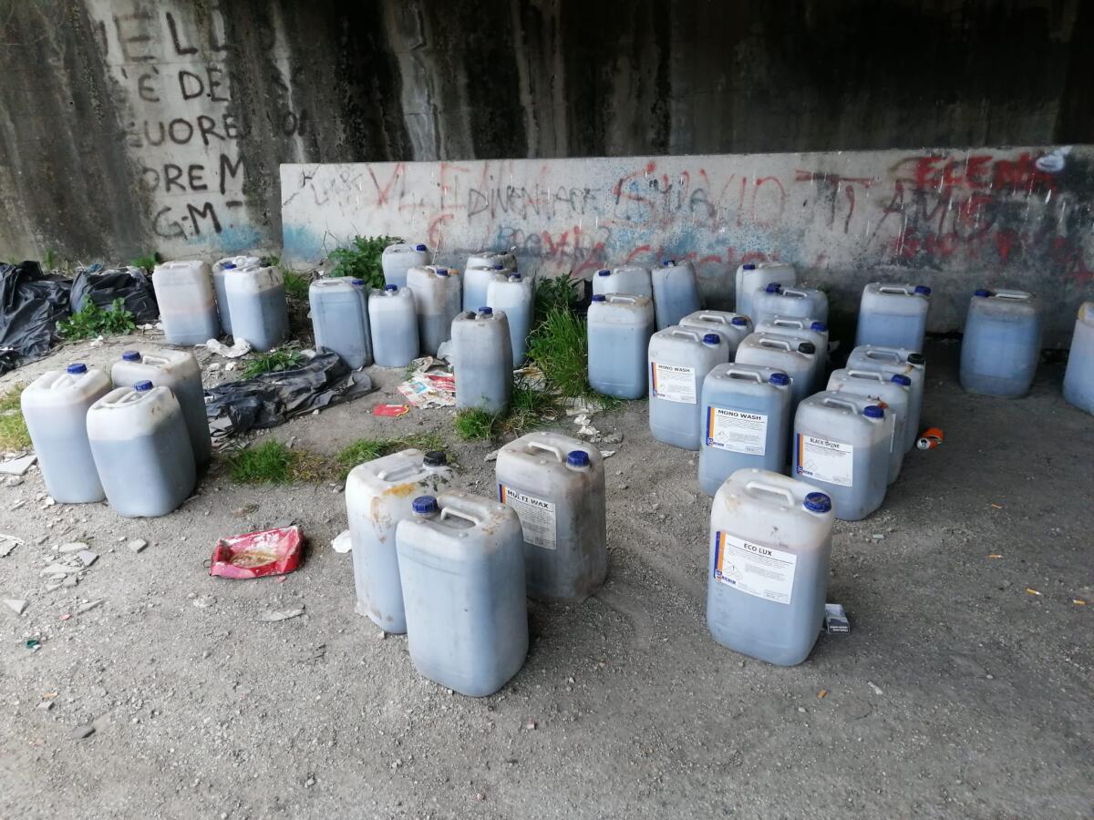 Benevento. Deposita 38 fusti in plastica, contenenti residui di liquidi utilizzati per il lavaggio di autoveicoli, beccato dalla Municipale. - 