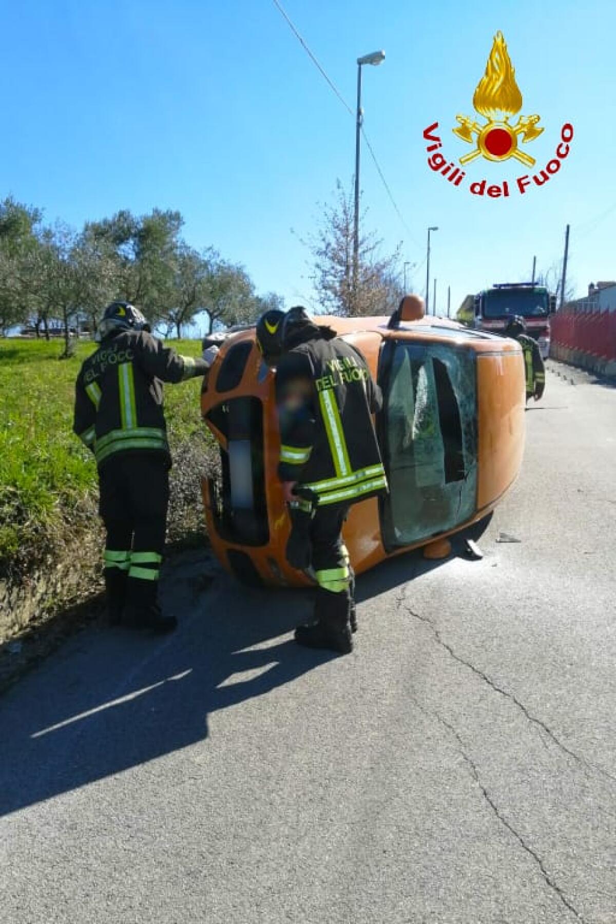 Due autovetture coinvolte in un incidente stradale, intervengono i Vigili del Fuoco di Avellino. - 
