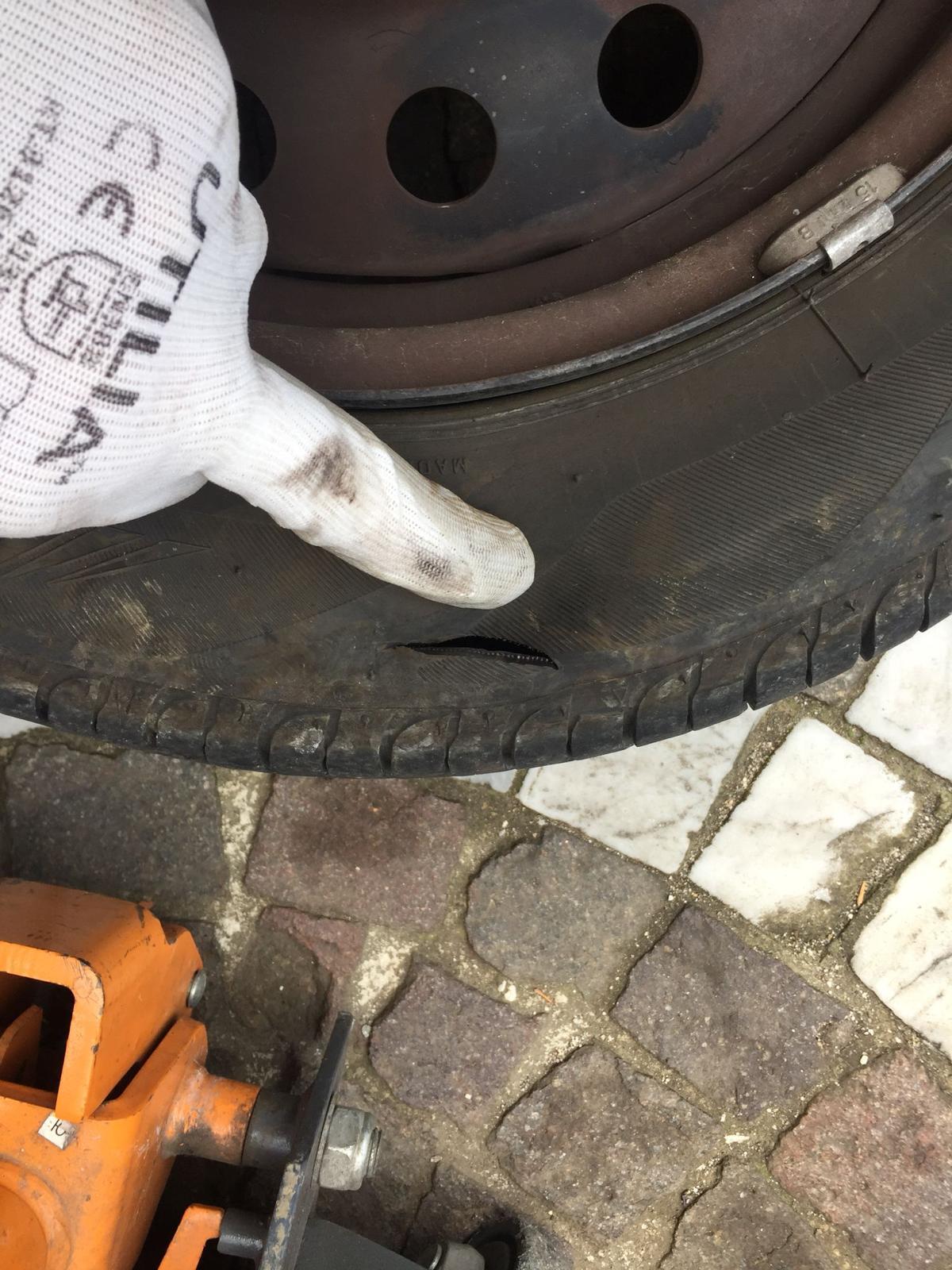 Cervinara. Lascia auto in sosta davanti alla sua abitazione e trova le due ruote anteriori squarciate - 
