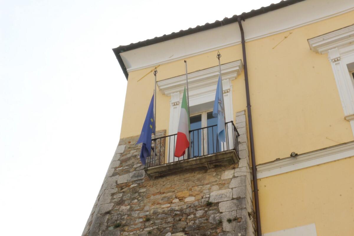 Covid. Le Bandiere della Provincia di Benevento sono oggi a mezz’asta in segno di lutto - 